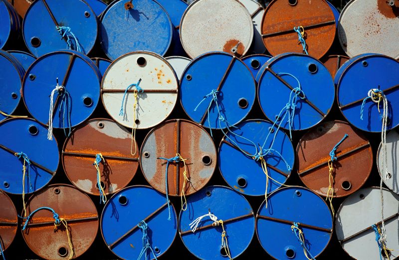 Oil rises on optimism Omicron impact will be limited on fuel demand