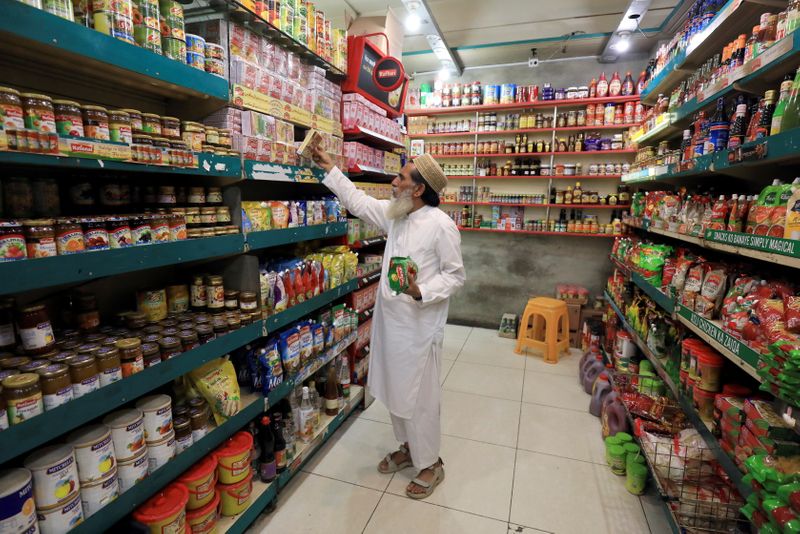 Pakistan plans budget squeeze to win IMF funding approval