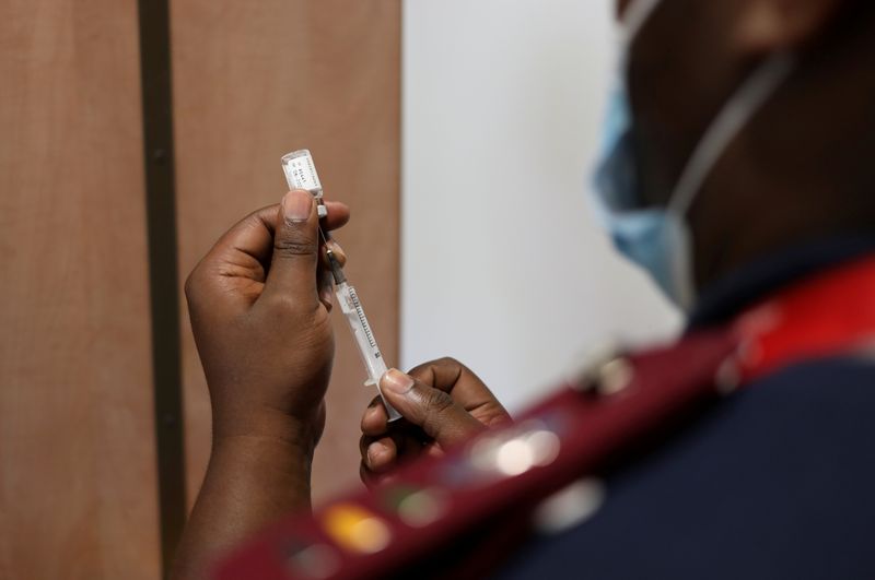 S.Africa sees rise in COVID reinfections from Omicron, mild symptoms - scientist