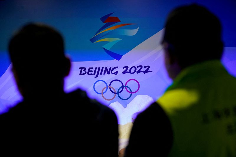Tibetan students lock themselves to Olympic rings to protest Beijing games