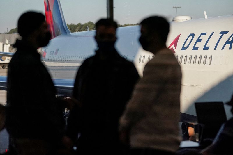 U.S. airlines scrap hundreds of Christmas Day flights due to Omicron