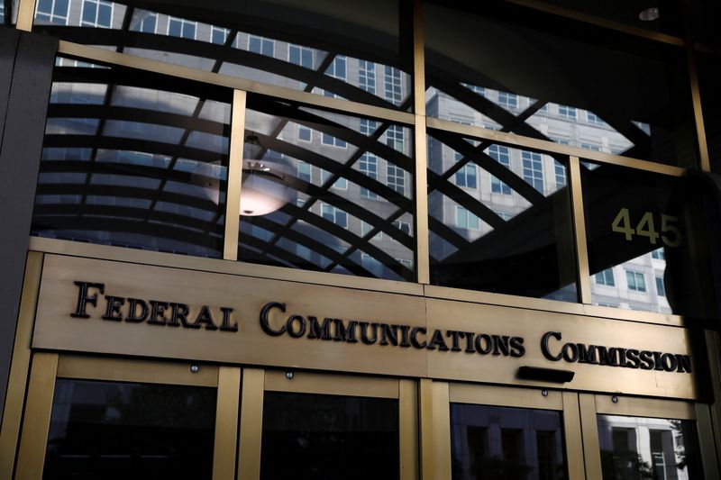 U.S. former officials urge 'speedy' resolution of 5G wireless aviation dispute