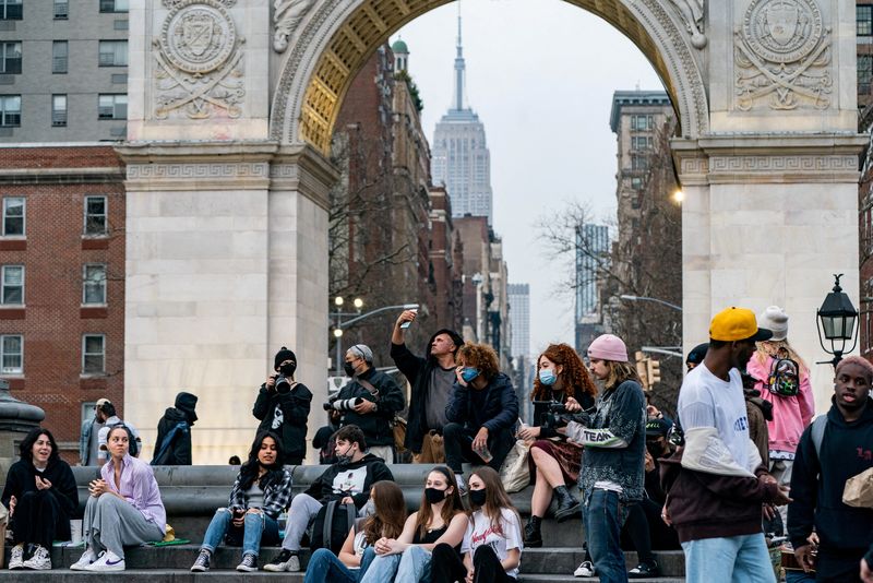 U.S. population grew at record low rate in 2021, in part due to COVID-19