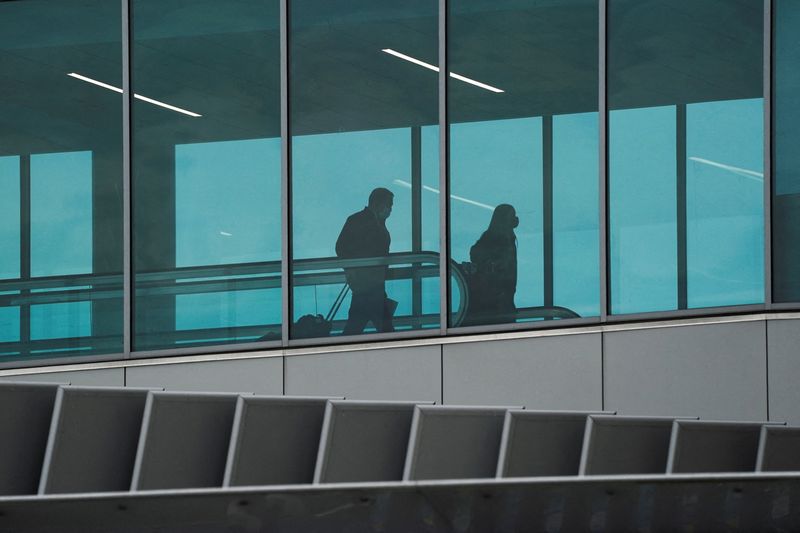 U.S. travelers adjust holiday plans to constraints of Omicron wave