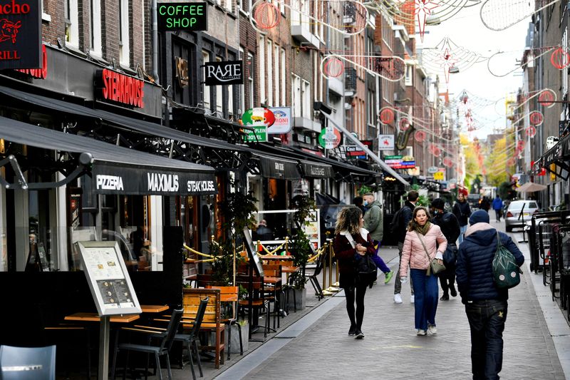 Wage rises set to push up Dutch inflation through 2023 - central bank