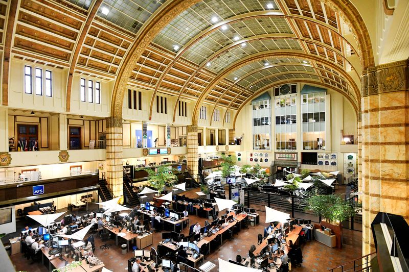 Amsterdam retains share-trading supremacy over London a year after Brexit
