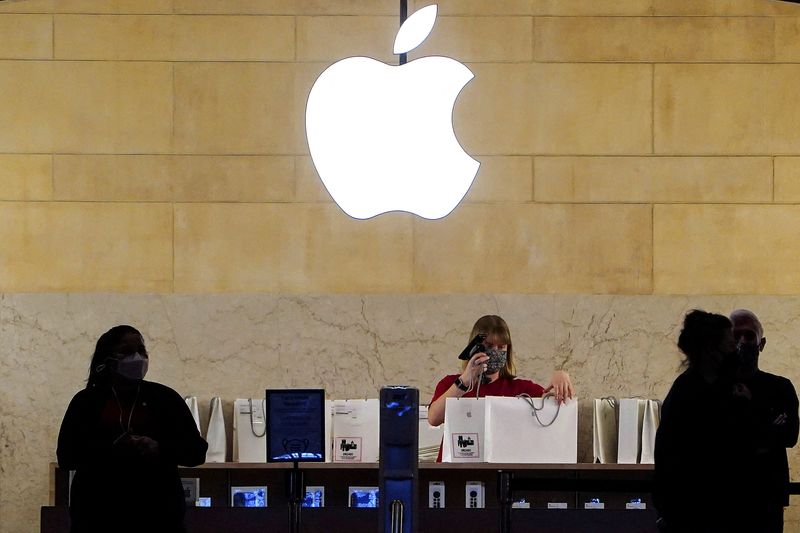 Analysis-Some investors turn cautious on Big Tech as Fed hikes loom