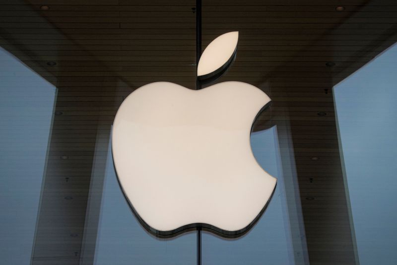 Apple to let iPhones accept credit cards without extra hardware - Bloomberg News