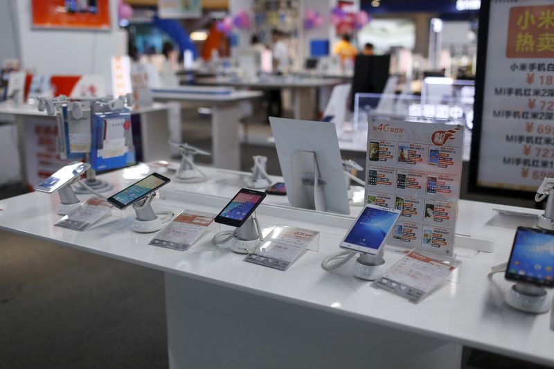 China's 2021 smartphone shipments up 15.9% y/y - govt data