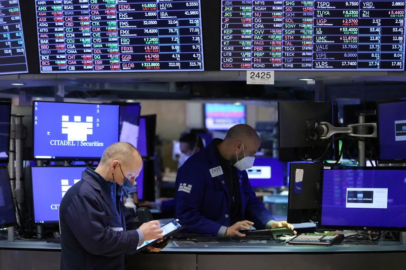 Dow posts closing record high for 2nd day, boosted by banks