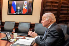 Op-ed: Biden confronts crucial week in standoff with Putin, and the future of Europe is again in the balance