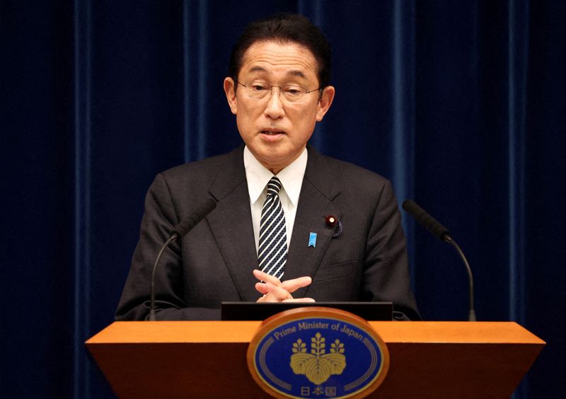 Japan PM urges business lobbies, unionists to reverse downtrend in wages