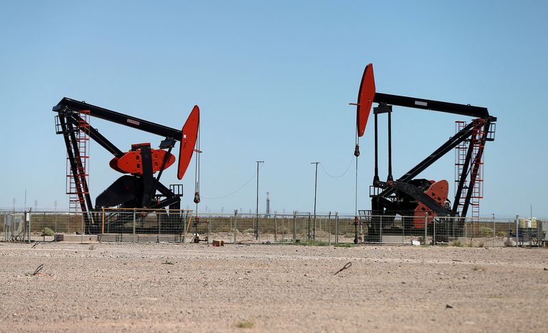 Oil struggles to hold gains amid mixed demand view