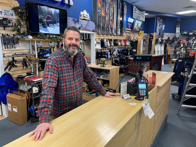 'Upside down again': Omicron surge roils U.S. small businesses