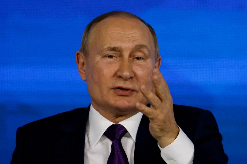 Putin talks up energy ties in address to Italy's business elite