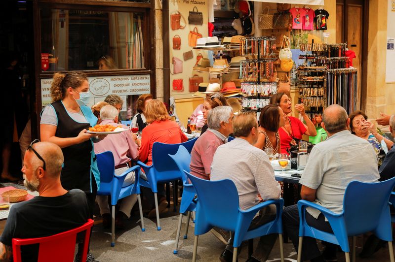 Spain's jobless number hits lowest for a December since 2007