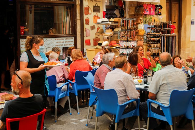 Spain's unemployment rate falls to 13.33% in Q4, lowest since 2008