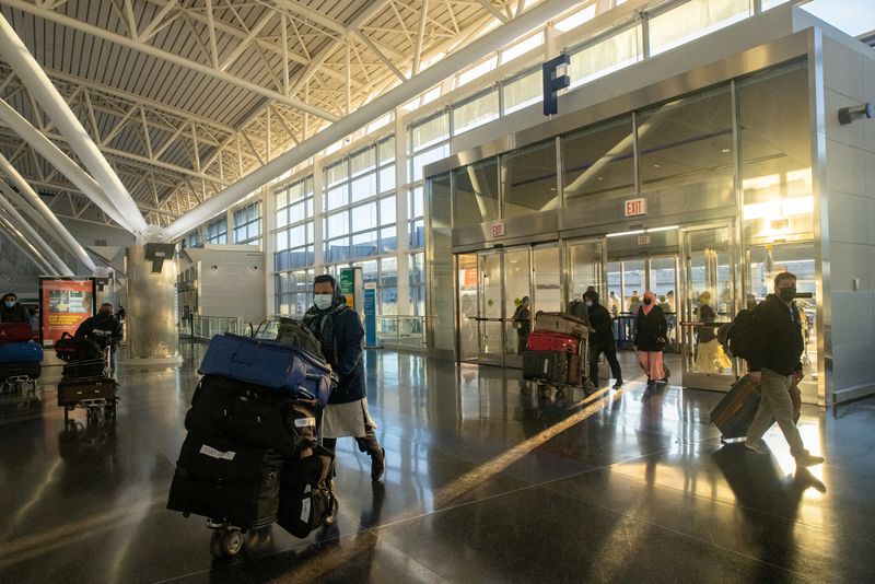 Talks continue near deadline over U.S. 5G aviation safety dispute