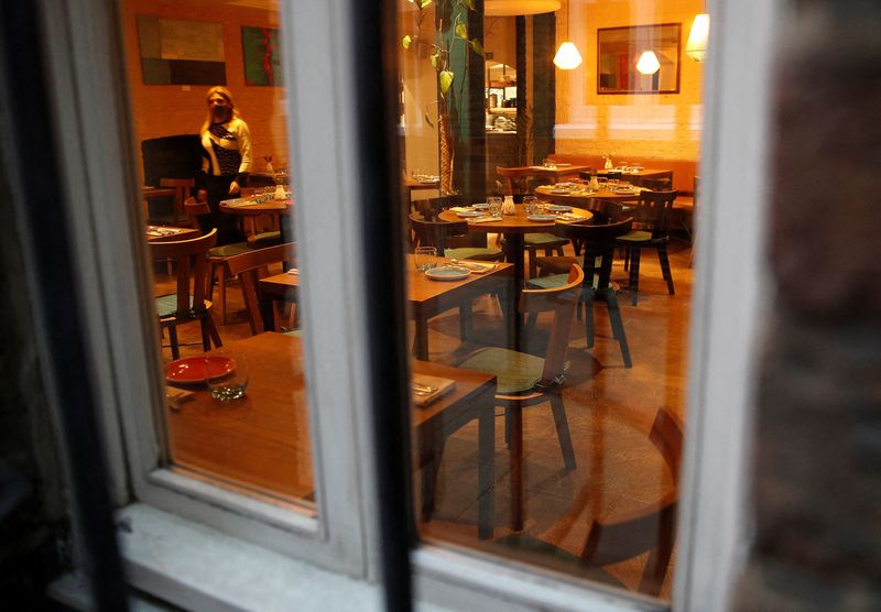 UK diners slump after Omicron hit, staff absences hit record