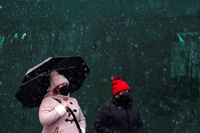 U.S. East Coast prepares for heavy snow, plunging temperatures as blizzard hits