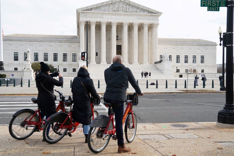 U.S. Supreme Court leans toward Christian group in Boston flag dispute
