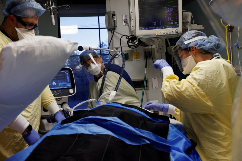 U.S. breaks COVID-19 hospitalization record as Omicron surges