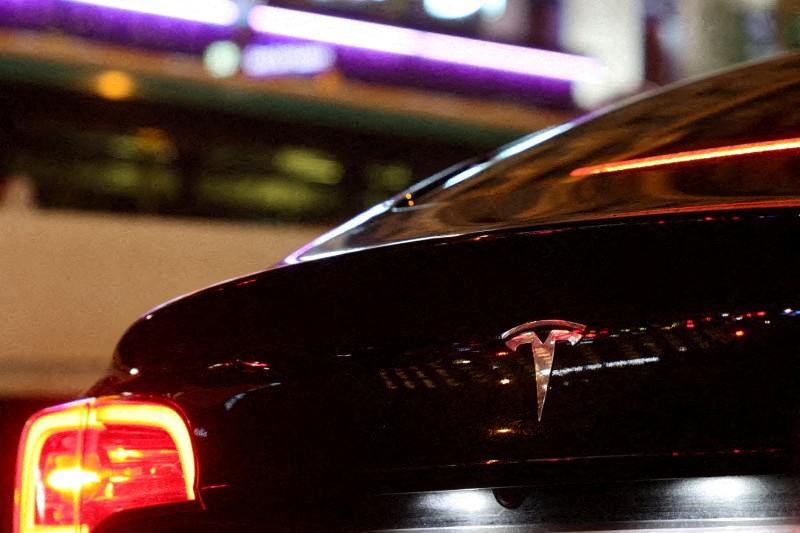 U.S. seeks more information from Tesla on distracted drive game probe
