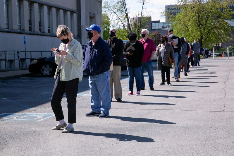 U.S. weekly jobless claims unexpectedly rise as COVID-19 cases soar
