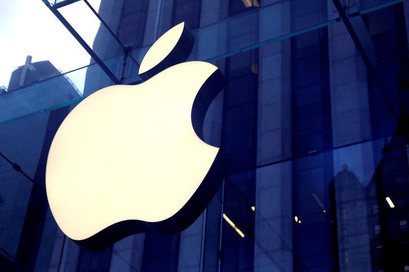 Apple raises pay of many U.S. retail employees - Bloomberg News