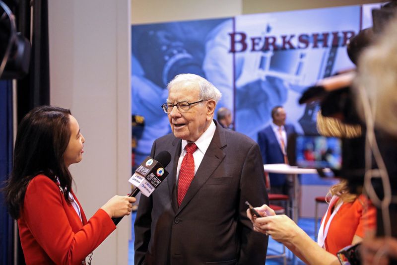 Berkshire Hathaway posts higher profit, extends buybacks