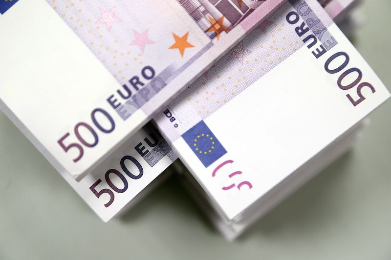 Euro slides with U.S. stock futures as Ukraine risks rise