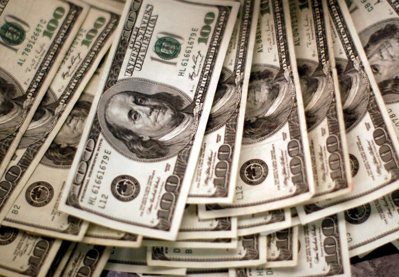Euro strengthens as improved risk sentiment hits dollar