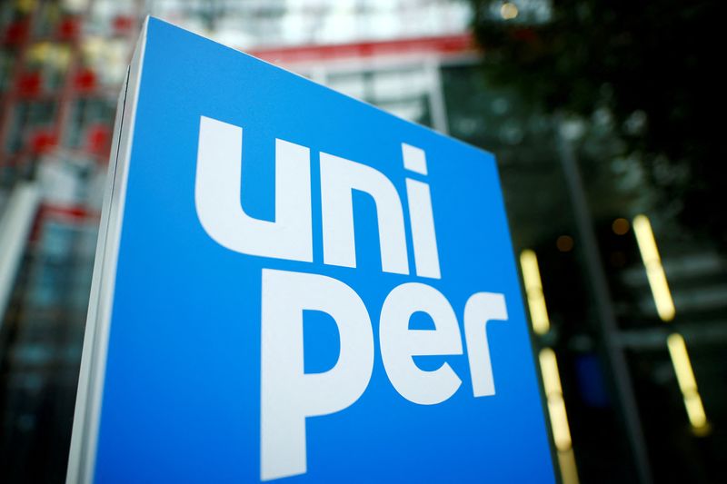 Fortum, Uniper shares plunge on ongoing Russian business