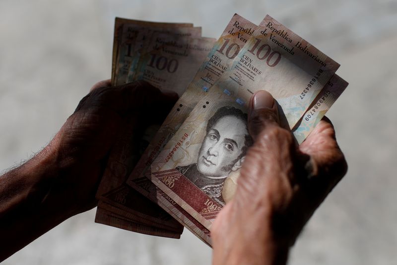 Half of payments in Caracas performed in U.S. dollars - study
