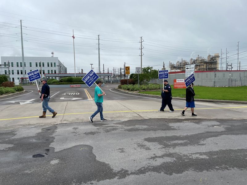 Locked-out Texas refinery workers OK return-to-work pact - union official