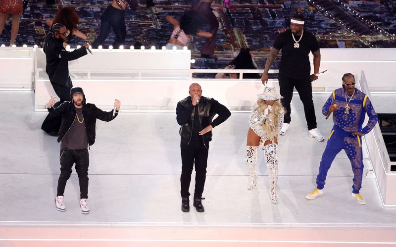 NFL-Eminem kneels at Super Bowl's high-wattage hip-hop halftime show