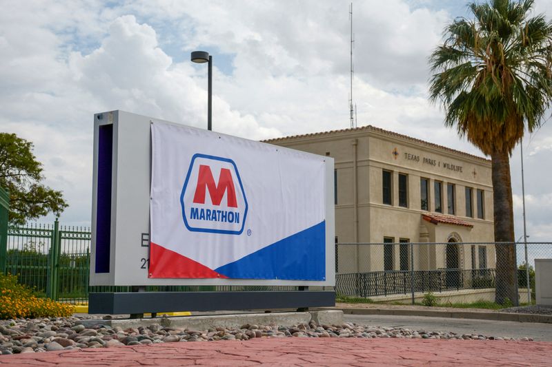 Oil companies, union to continue talks on worker contract