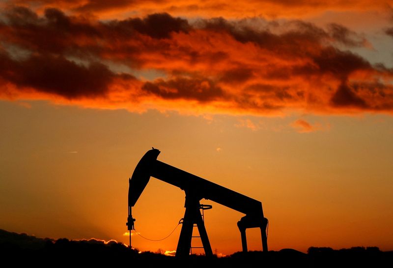 Oil jumps on fresh warnings over Ukraine-Russia conflict