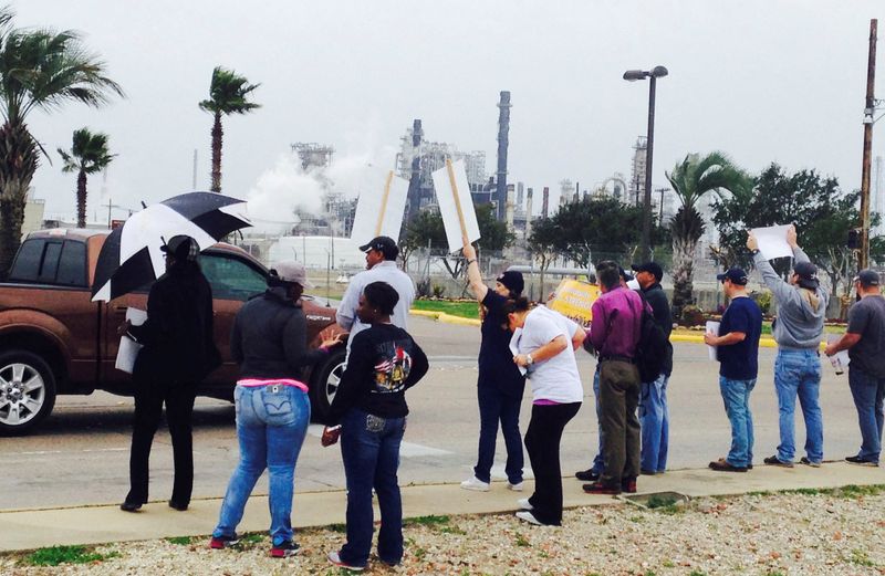Oil refiners offer union workers 9% pay raise over three years -sources