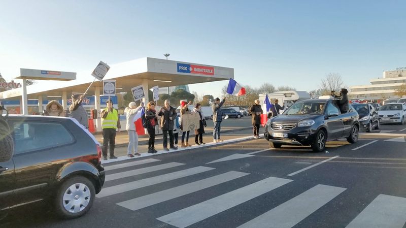 Police stop 500 vehicles heading to Paris in COVID protest convoy
