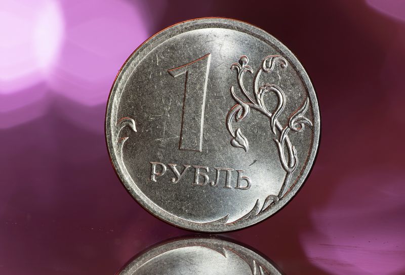Rouble recovers to 3-wk high vs dollar, Putin-Macron talks in focus
