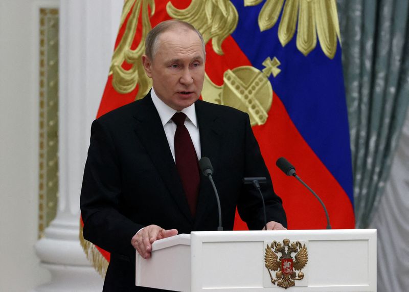 Russia plays down hope of breakthrough ahead of Macron-Putin talks