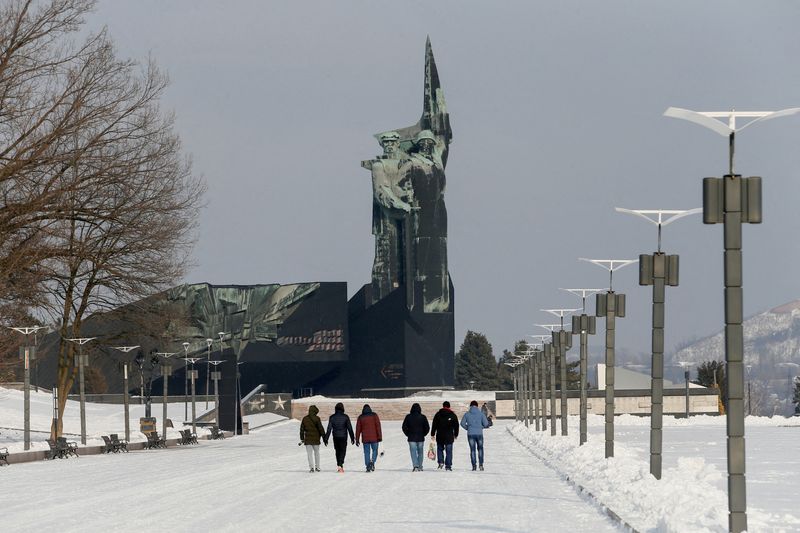 Separatist rhetoric, 'false-flag operation' fears stoke Ukraine tensions