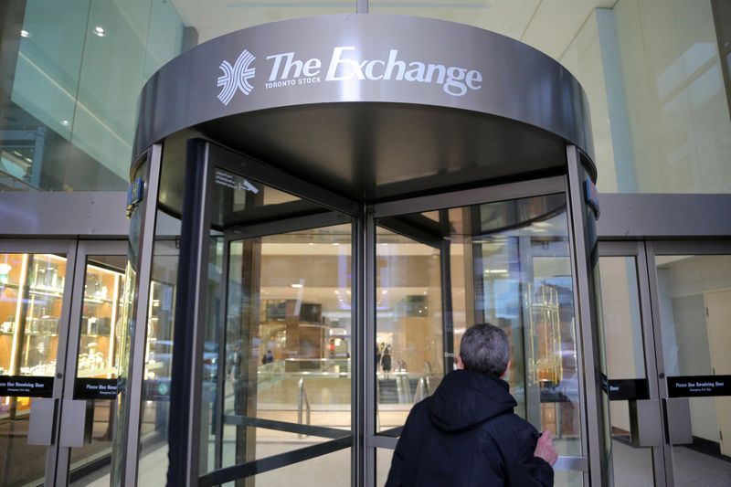 TSX futures edge higher on upbeat Thomson Reuters revenue