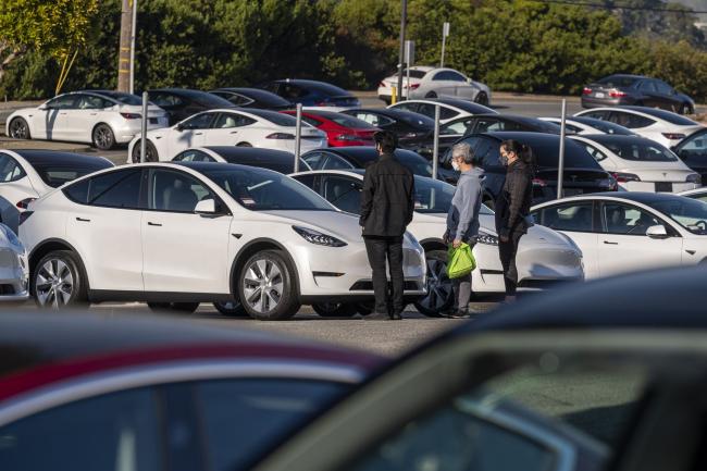 U.S. Retail Sales Rise Most in 10 Months, Defying Omicron Woes