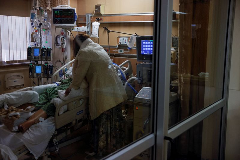 U.S. coronavirus deaths surpass 900,000, driven in part by Omicron surge