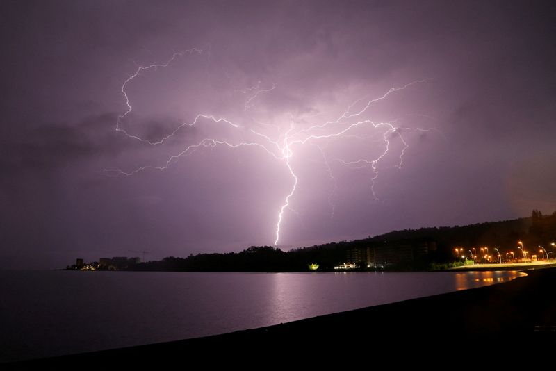 U.S. lightning bolt leaps into record books at 768 km long