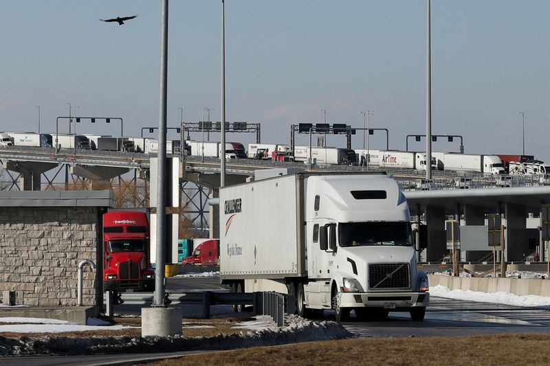 U.S. organizers plan convoys in support of Canadian truckers
