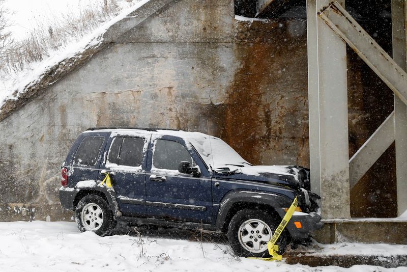 U.S. winter storm leaves hundreds of thousands without power