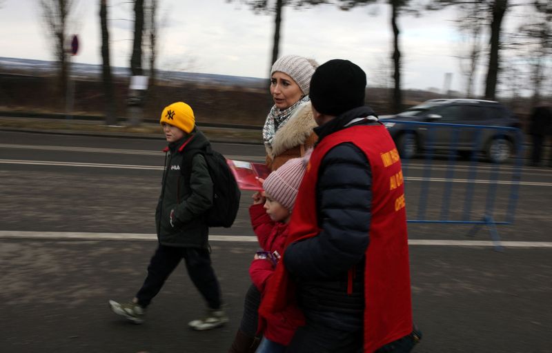 Ukrainians face long wait at borders as officials seek to ease bottlenecks